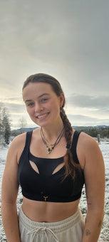 Anna Simonsson-Søndenå, ultra runner wearing the black Tigers Eye bra.